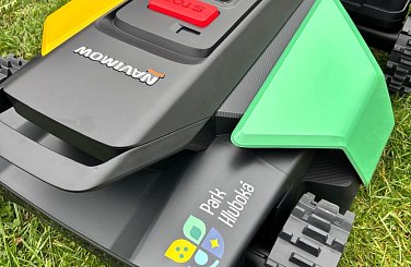 Automatické sekačky pro údržbu baseballových hřišť.