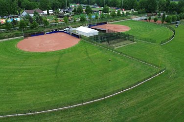 Automatické sekačky pro údržbu baseballových hřišť.