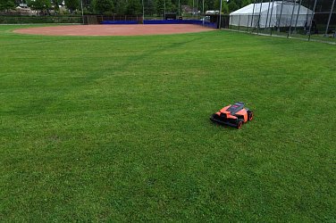 Automatické sekačky pro údržbu baseballových hřišť.