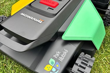 Automatické sekačky pro údržbu baseballových hřišť.