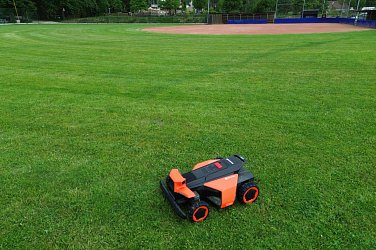Automatické sekačky pro údržbu baseballových hřišť.